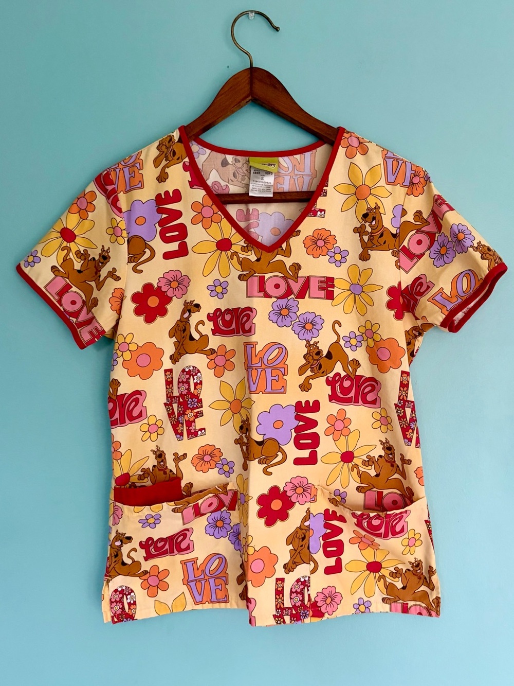 Scooby-Doo Groovy LOVE Floral Scrub Top Small Vet Nurse